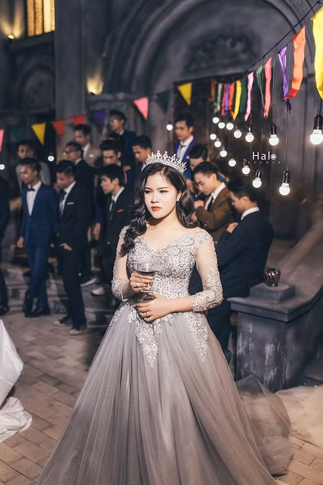 Nhiếp ảnh gia Anh Tú cho biết: "E-kip và các bạn trẻ khá vất vả mới hoàn thành được 4 concept chụp hình bao gồm áo dài, áo cử nhân, ném bột và dạ hội. Cả hai bên phải bắt tay vào việc từ 7h sáng cho đến tận 10h tối mới xong".