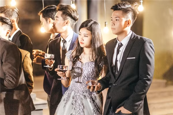 Các cô gái đẹp lộng lẫy dưới ánh đèn lung linh.