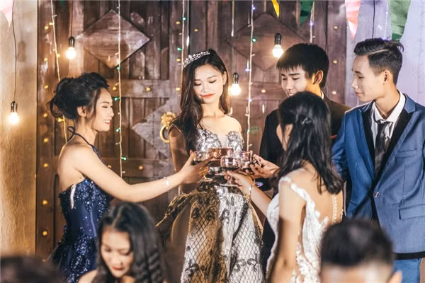 Nhóm bạn trẻ cụng ly... nước ngọt trông không khác gì những minh tinh màn bạc.