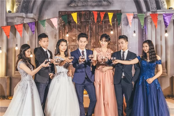 Ảnh kỷ yếu "lớp người ta" khiến nhiều bạn trẻ phải ghen tỵ.