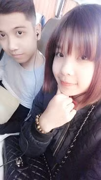 Vì là con gái nên khi nhìn thấy "trai đẹp" Trang chỉ dám liếc nhìn, thế nhưng cô nàng lại nhận về sự hụt hẫng khi chàng trai ấy không nhìn mình lấy một lần. Cứ như thế cho đến lúc Trang xuống xe ở cổng một ngôi trường nội trú. Anh chàng phụ xe cũng xuống ở đấy, rồi hỏi bâng quơ: "Em ôn ở trường này à?". Nghĩ thầm "nhìn mặt em thế này mà bảo ôn vào lớp 10 à", nhưng Trang vẫn nhẹ nhàng bảo: "Dạ không ạ, em dẫn thằng em em đi nộp hồ sơ ạ"...