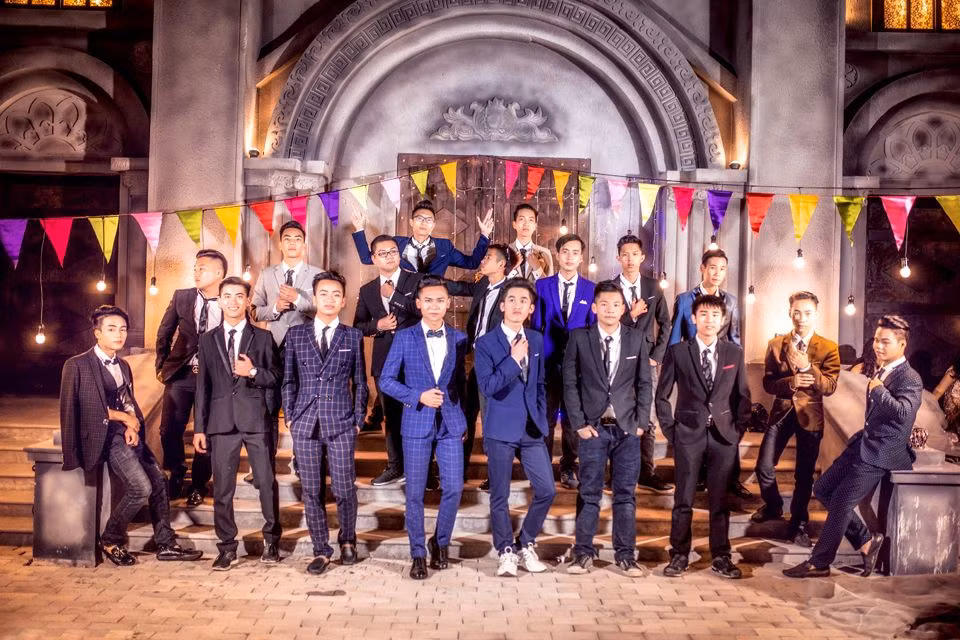 Các chàng trai thì bảnh bao trong bộ vest lịch lãm.