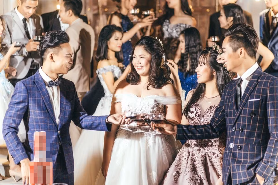 Mới đây, bộ ảnh kỷ yếu của học sinh lớp lớp 12A11 trường Lê Quý Đôn - Thái Bình khiến nhiều bạn trẻ phải trầm trồ, ngỡ như "lạc" vào một buổi dạ tiệc sang chảnh của những "cậu ấm, cô chiêu".