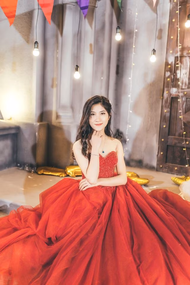 Sau khi chụp ảnh kỷ yếu với áo cử nhân và áo dài, 20 bạn nữ và 20 bạn nam bỗng "lột xác" trong những bộ trang phục dạ hội, đẹp lộng lẫy trong ánh đèn lung linh ảo diệu và bối cảnh sang chảnh.