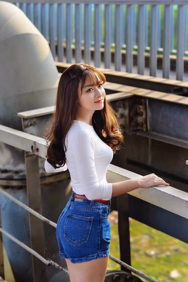 Sau khi nổi tiếng bất đắc dĩ, Lê Thị Bích vẫn làm công việc phục vụ, tiếp khách trong một quán bar ở Hà Nội. Về công việc của mình, Bích Cherry từng khẳng định: "Em chỉ ngồi hát, rót bia tiếp khách và nhận tiền thù lao chứ không đi khách"... Tuy nhiên, một câu nói là không đủ để chống lại với những định kiến vốn có của xã hội về công việc mà Bích đã theo đuổi bấy lâu.