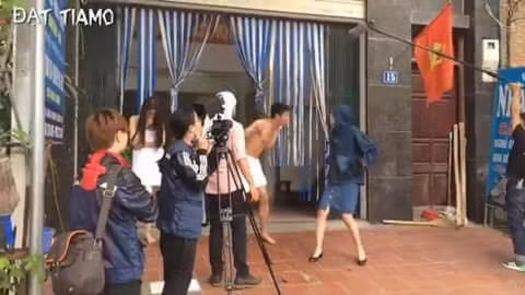 Thực chất những bức ảnh trên được chụp tại một buổi quay video của một ekip làm phim và chàng trai, cô gái xuất hiện trong ảnh chỉ là diễn viên. Trong đó có một cảnh quay đánh ghen được thực hiện tại một nhà nghỉ ở khu vực phường Mai Dịch, quận Cầu Giấy, Hà Nội.