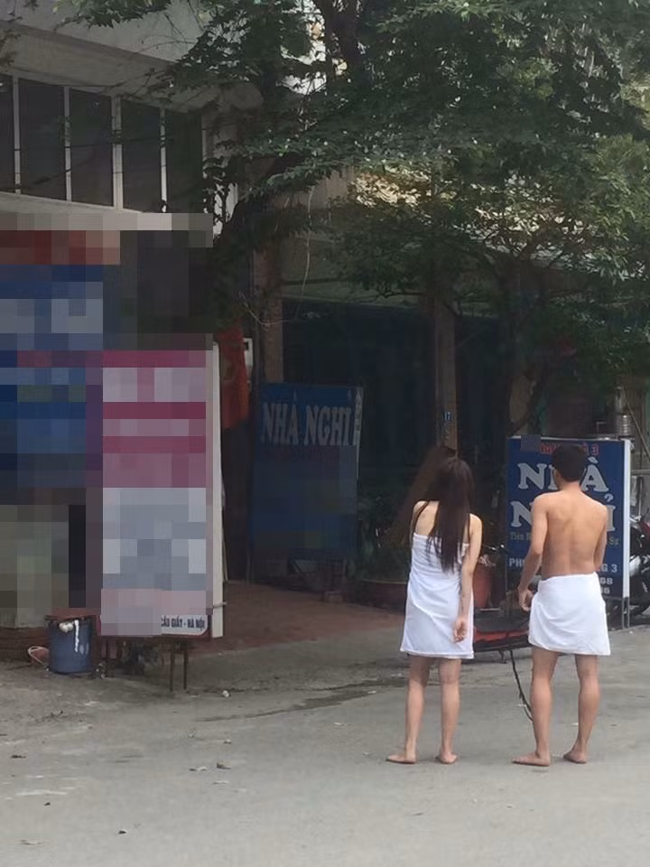 Đi kèm theo những bức ảnh đôi trai gái chạy ra từ nhà nghỉ là không ít những lời đồn đoán, suy diễn thiếu căn cứ như: "Đang trong nhà nghỉ thì có cháy"; "Biến mới ở Cầu Giấy, hai anh chị đang... thì bị chập điện cháy phải bỏ ra ngoài. Em đoán thế!"... Ảnh: Facebook.