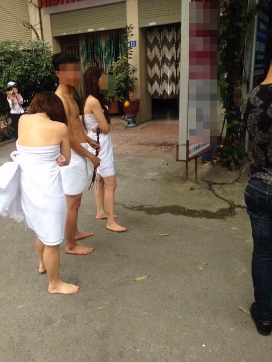 Cô gái thứ 3 bước ra từ nhà nghỉ, trên người cũng chỉ quấn một chiếc khăn tắm.