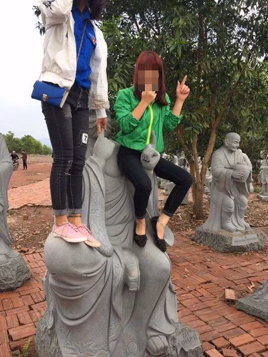 Mới đây, hình ảnh phản cảm hai cô gái ngồi lên tượng Phật để chụp ảnh được lan truyền trên mạng xã hội khiến nhiều người bức xúc. Bức ảnh cho thấy hai cô gái còn khá trẻ một người đứng, một người thản nhiên ngồi lên cánh tay tượng Phật giơ tay tạo dáng chụp ảnh. Theo như chia sẻ của cư dân mạng, hình ảnh trên được cho là chụp tại chùa Linh Ứng Tự ở Bắc Giang. Ảnh: Facebook.