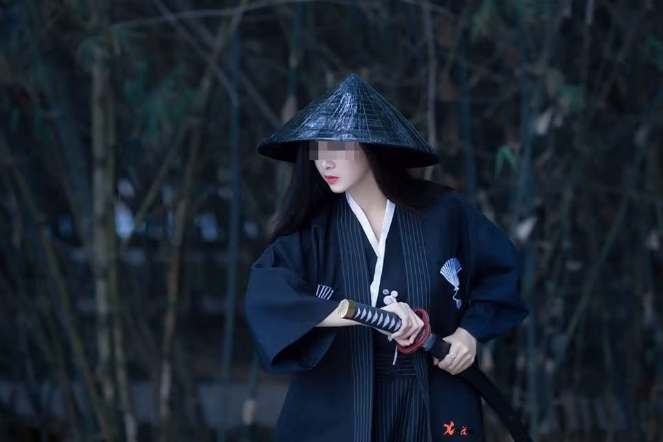 Chàng trai trẻ này cho biết trên Trí Thức Trẻ rằng, tất cả chỉ là dàn dựng, nhằm chụp cho vui thôi. Không ngờ, bức ảnh "nữ hiệp" trên phố lại hot đến thế. Tuy nhiên trong bộ ảnh chia sẻ lên Facebook, T. Nguyễn xin phép được giấu kín danh tính của cô gái này.