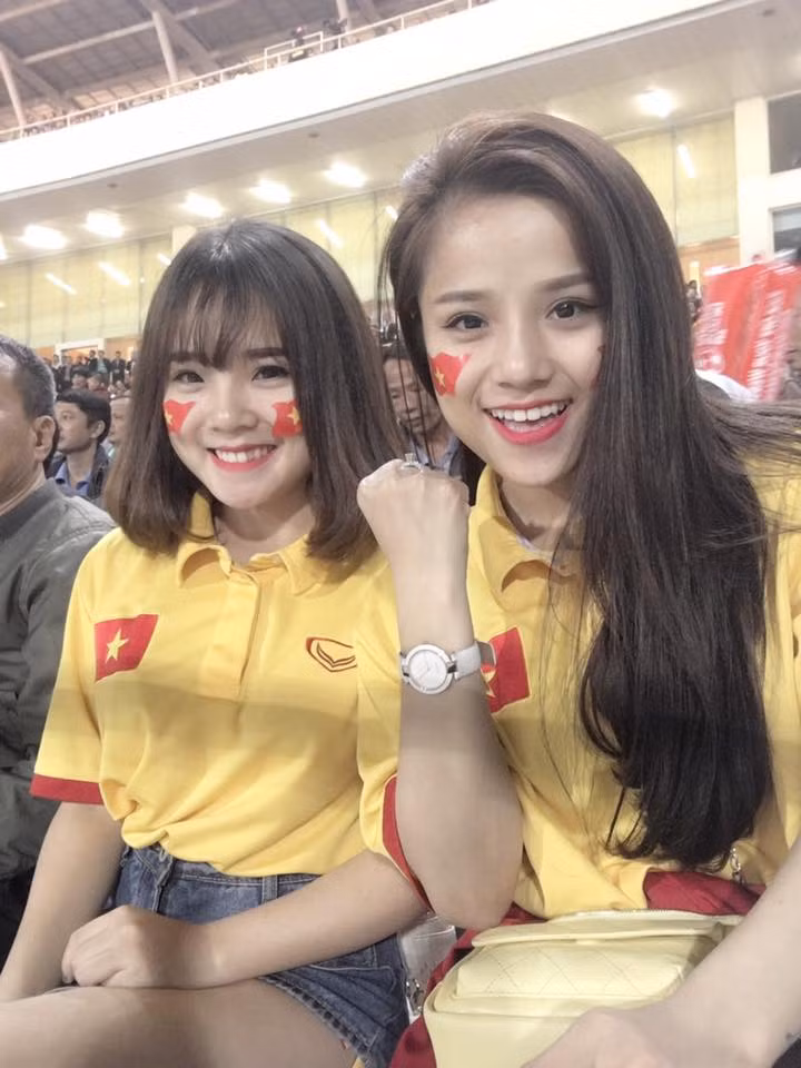 Không chỉ xinh đẹp, Võ Thương còn gây ấn tượng nhờ giọng hát và khả năng cover những ca khúc nổi tiếng. Cô bạn từng được nhiều dân mạng khen ngợi khi xuất hiện trong clip bà ngoại gần 100 tuổi hiến kế cho cháu gái lấy chồng. Ảnh trong bài: Facebook nhân vật.