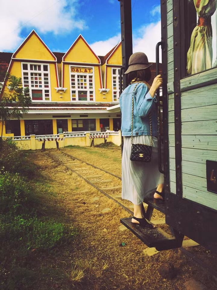 "Chúc mừng năm mới! Hãy giữ lại những quá khứ đẹp để động viên bản thân, gia đình và bạn bè! Hãy quên đi những dĩ vãng buồn để cuộc đời ý nghĩa hơn! Một năm mới với nhiều niềm tin sẽ thành sự thật!", "Lịch sử thì không thể nào xóa được, kỉ niệm vui hay buồn cũng không thể nào quên được. Cuộc sống là thế làm sao biết được hôm nay và ngày mai. Chỉ lờ đi mà bước tiếp"... là những dòng status cho người ta thấy sự lạc quan trong con người Thu Hương.