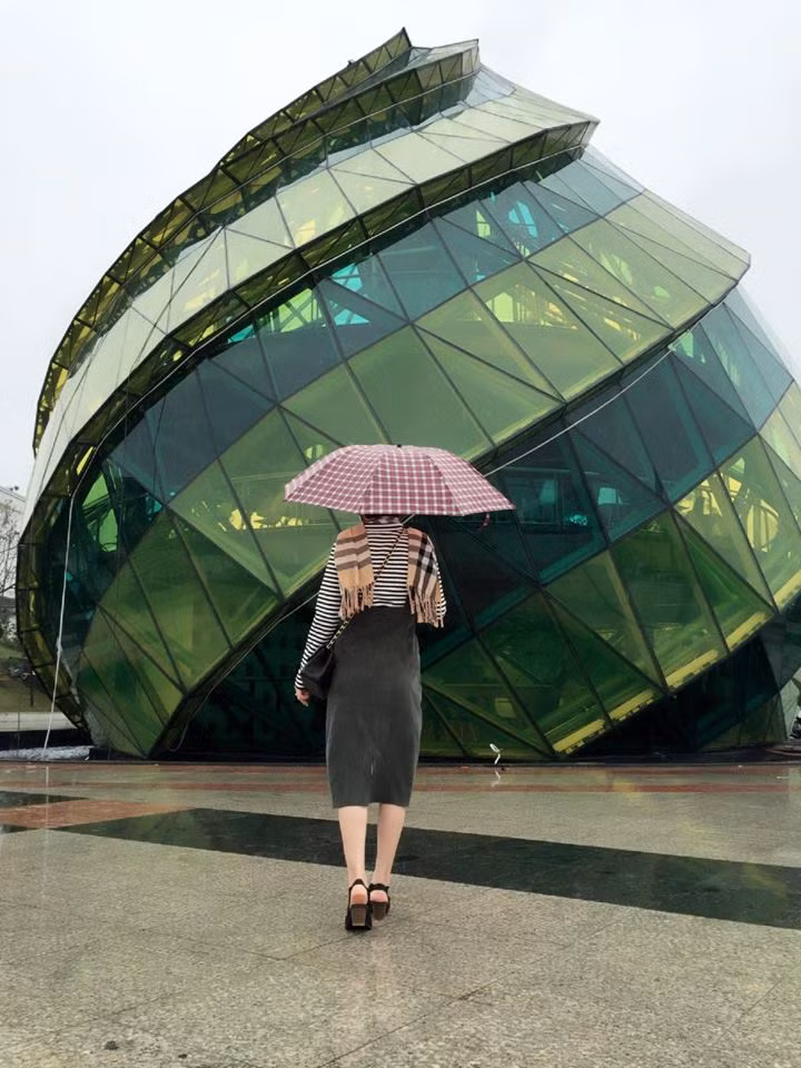 Mới đây, cô còn nhận được rất nhiều lời chúc hạnh phúc khi chia sẻ khoảnh khắc đi du lịch Đà Lạt với bạn trai cùng lớp đại học. Trong tất cả các bức ảnh, Thu Hương đều che mặt và thường chỉ chụp từ phía sau. Dù vậy, nhiều người vẫn cảm nhận được rằng cô đang rất hạnh phúc trong tình yêu.