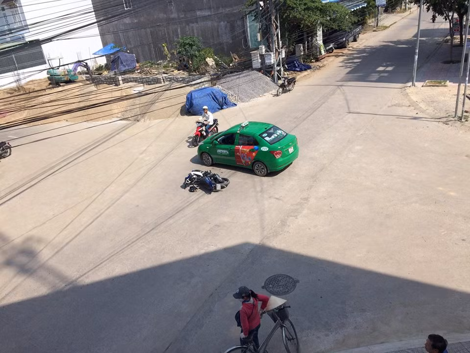 Dù chưa rõ thực hư nhưng cách hành xử lịch sự, không dùng "nắm đấm" để giải quyết mâu thuẫn của hai thanh niên nhận được nhiều lời tán thưởng của cư dân mạng. "Ai cũng xử sự như hai cụ thì đất nước mình văn minh, lịch sự biết bao nhiêu. Triệu "like" cho hai cụ nhân vật chính và 500k "like" cho cụ chủ thớt chụp được ảnh đẹp", một thành viên của nhóm Otofun bình luận. 