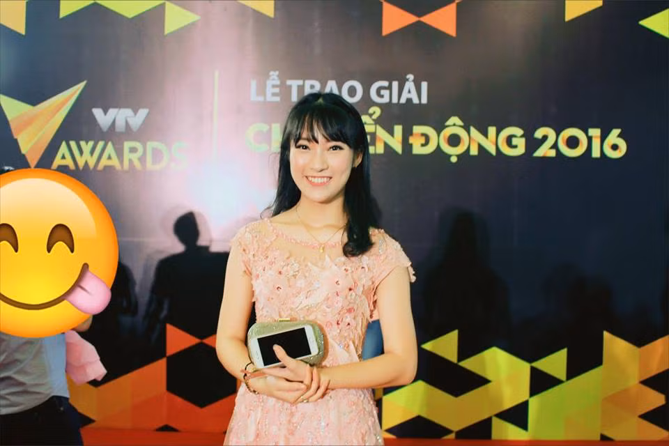 Từ ngày còn ngồi trên ghế nhà trường, Khánh Vy đã giành được nhiều thành tích ấn tượng như: HSG cấp thành phố môn tiếng Anh và Văn lớp 7,8; giải Ba HSG cấp tỉnh môn tiếng Anh lớp 9; giải Nhất HSG cấp trường môn tiếng Anh lớp 11; giải Nhì HSG cấp tỉnh môn tiếng Anh lớp 11; giải Ba HSG cấp quốc gia môn tiếng Anh lớp 12…