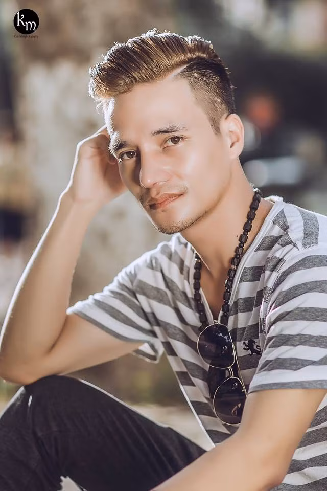 Cách đây hơn 1 tuần, Lệ Rơi (tên thật Nguyễn Đức Hậu, sinh năm 1987, ở Hải Dương) còn khiến những người theo dõi anh phải bất ngờ khi đăng tải hình ảnh vào Nam để tiến hành các cuộc tiểu phẫu thay đổi gương mặt. Ảnh: Kunn Mon.