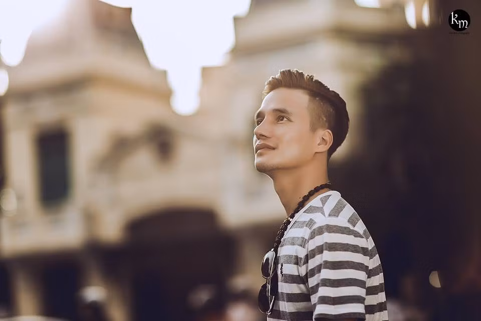 Trong bộ ảnh mới nhất vừa được tung ra cách đây ít giờ, ca sĩ Lệ Rơi còn được nhiều người ưu ái dành tặng cho lời khen: "đẹp trai lai Tây"; "trông như David Beckham"...