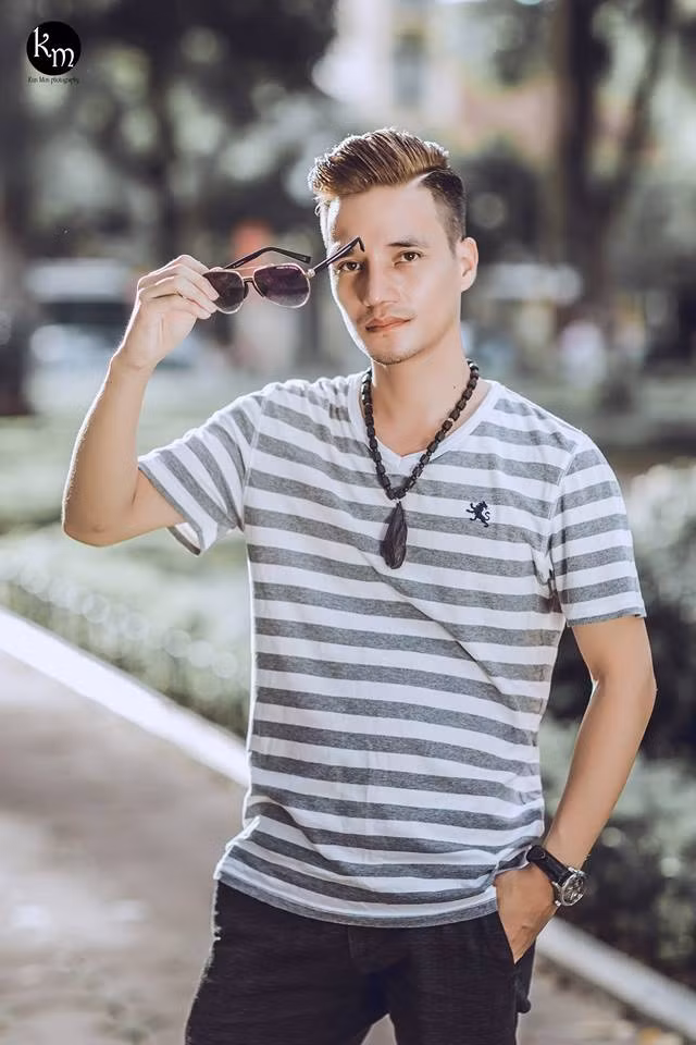 Giống như hầu hết những lần trước, bộ ảnh mới của Lệ Rơi do nhiếp ảnh gia Kunn Mon thực hiện cũng nhằm để đánh dấu sự "lột xác" của chàng trai quê Hải Dương.