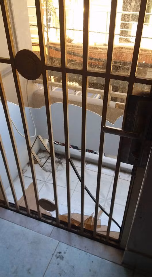 Ôi trời đánh thay, nó rủa mấy bà hàng xóm, nó lục tung nhà lên, cầu tiêu nó lật nắp bồn cầu lên các mày ạ, thuốc nó hút rồi nó ngâm như rượu thuốc tận 3 chai to đùng, trái cây nó nổi mốc lên thối kinh khủng, xong nó bán hết đồ có giá trị rồi bốc hơi. Và đây, tao phải nghỉ làm để dọn nhà cho 2 má con nhà nó, rồi lại sửa sang, sơn nhà, rửa nhà lại cho người khác thuê. Các mày có cho thuê nhà cẩn thận nhé!"