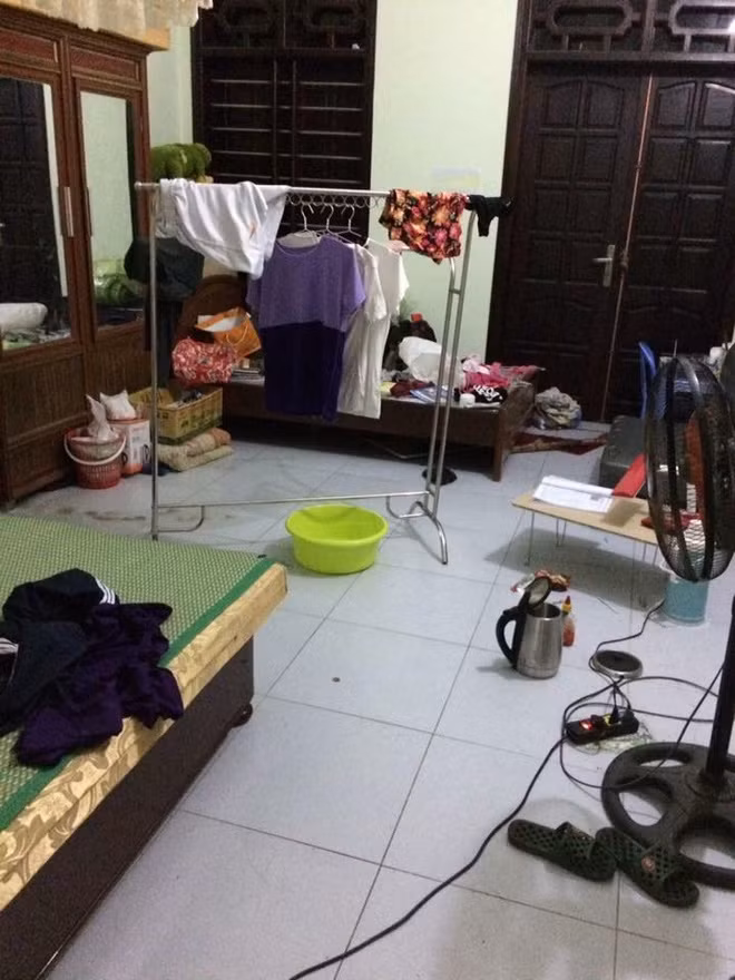 Loạt ảnh chụp căn phòng trọ bừa bộn như đống rác được cho là của 3 nữ sinh đại học ở Hà Nội từng khiến dân tình không khỏi xôn xao.