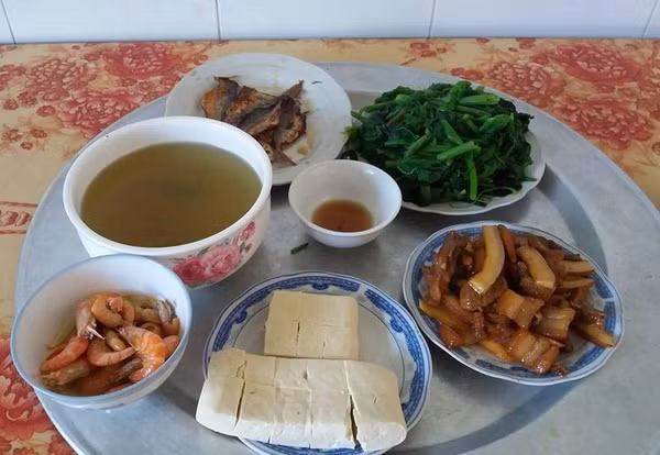 Mặc dù nhận được nhiều lời khen và nể phục về việc khéo chi tiêu nhưng chị Thu Thủy vẫn cảm thấy tủi thân khi bị chồng cằn nhằn là người tiêu hoang phí. Ảnh: chụp màn hình/Facebook nhân vật/FB dành cho các bà mẹ mang thai...