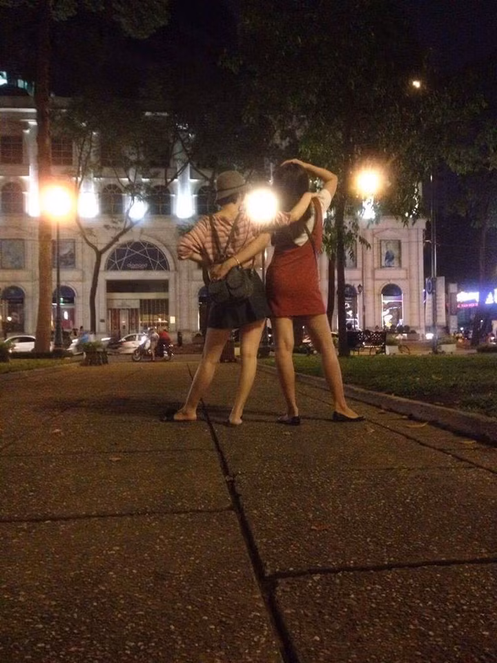 Cô nữ sinh trường Cao đẳng Kinh tế - Kỹ thuật miền Nam chia sẻ khoảnh khắc dạo phố Sài Gòn và chụp ảnh tự sướng siêu quậy cùng bạn bè.