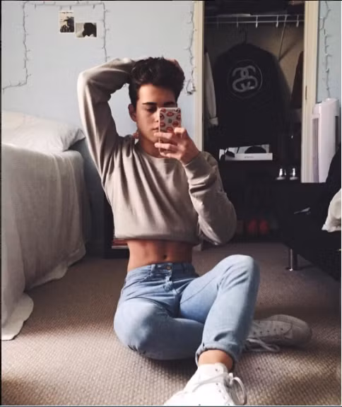 Không chỉ có gương mặt hao hao người nổi tiếng, Conner Salas còn gây sốt với vòng eo thon gọn đến ngỡ ngàng. Chàng trai này có lẽ cũng không thể ngờ sự nổi tiếng của mình đã vượt ra ngoài nước Mỹ, khi những bức ảnh của mình được đăng trên một diễn đàn chuyên chia sẻ những hình ảnh về các chàng Tây.