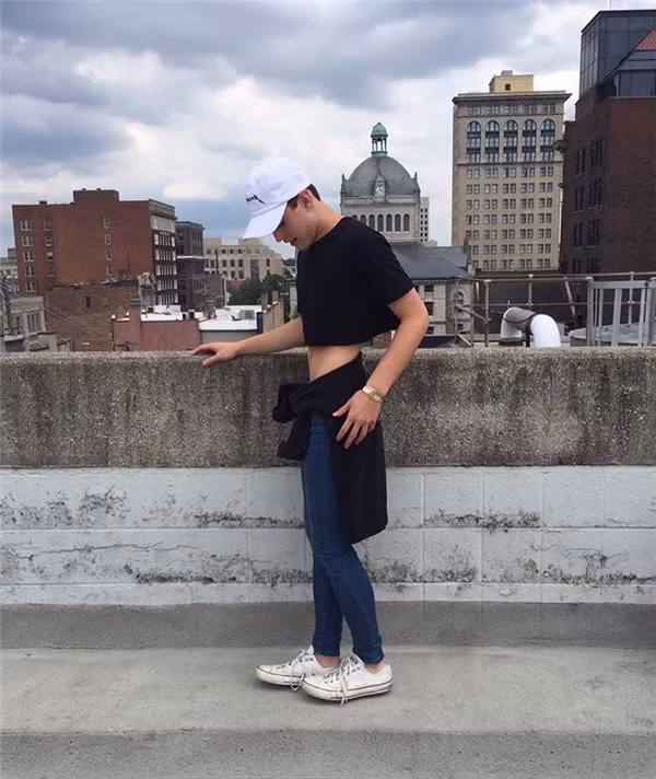 Thậm chí, không ít cư dân mạng Việt còn đem vòng eo "chuẩn không cần chỉnh" của Conner để so sánh với "vòng eo 56" nổi tiếng mang thương hiệu người mẫu Ngọc Trinh.