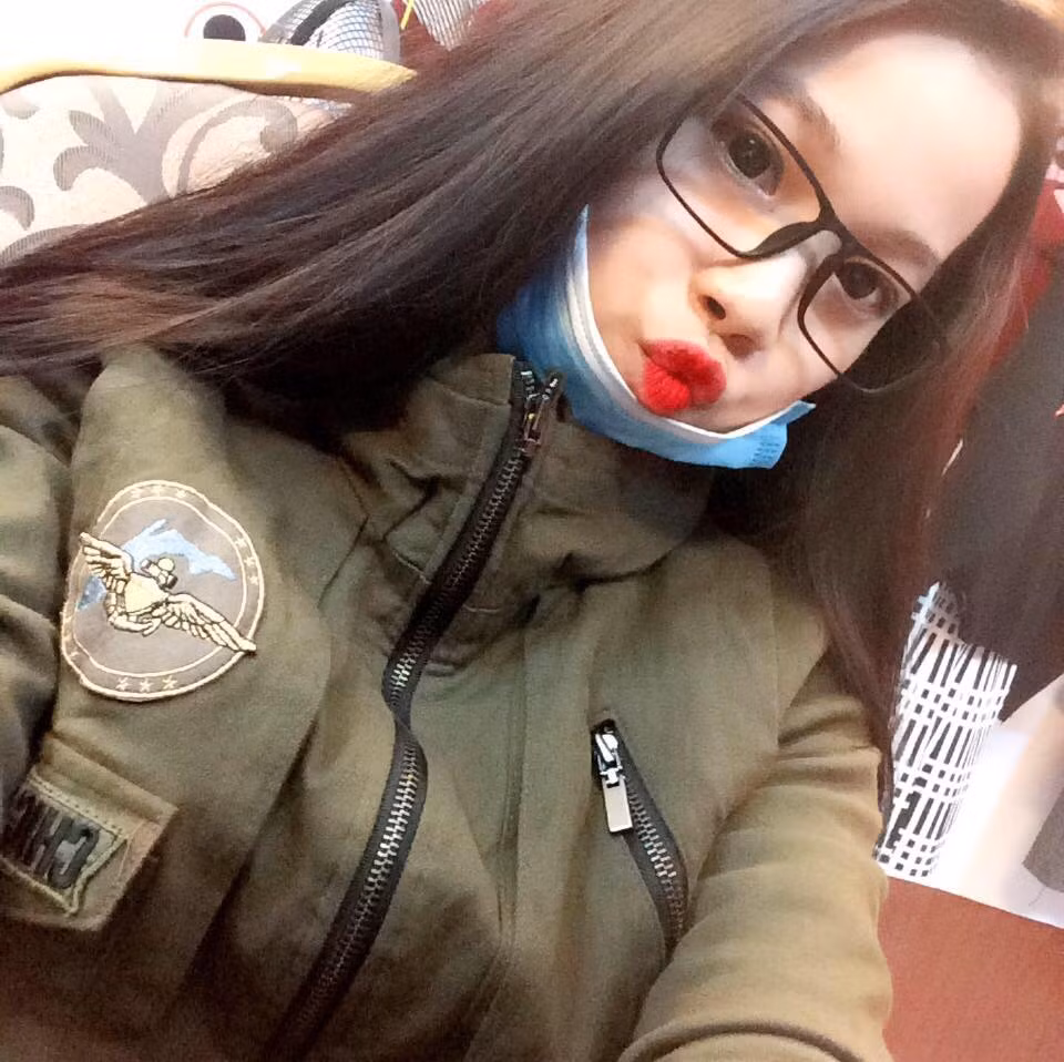 "Xung quanh chúng ta luôn có rất nhiều girl xinh, nhưng cô gái nào có sự xinh đẹp tạo nên bởi những chiếc khẩu trang thì quả thật hiếm có trên đời. Ăn đeo khẩu trang, ngủ đeo khẩu trang, tắm, chơi, học, thậm chí là đi uống cà phê, xem phim, ăn đám cưới... cũng không rời chiếc khẩu trang hoạt tính ra khỏi mồm, thì chắc chắn cô gái đến từ Quảng Ninh này là số 1", đi kèm theo loạt ảnh đó là dòng bình luận gây tò mò.