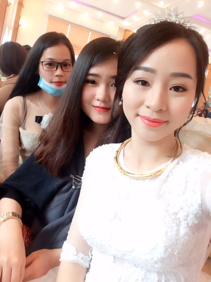 Dù đã lên tiếng giải thích nhưng vẫn bị cho là "đã vậy vẫn còn chịu khó tự sướng", Hoa cho rằng ai cũng muốn có kỷ niệm để lưu lại và bây giờ là thời đại của công nghệ thông tin nên chụp ảnh chia sẻ lên mạng cũng không có gì sai.