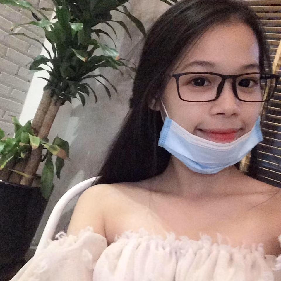 Cô bạn tên Hoa (SN 1998) cũng khẳng định mình đang sinh sống, học tập và làm việc tại Hà Nội, chứ không phải Quảng Ninh như thông tin lan truyền trước đó. "Mình cũng không tắm, ngủ đeo khẩu trang, mà chỉ dùng đến nó khi đi ra ngoài để bảo vệ vết thương ở cằm khỏi khói bụi mà thôi", cô gái 9X giải thích thêm.