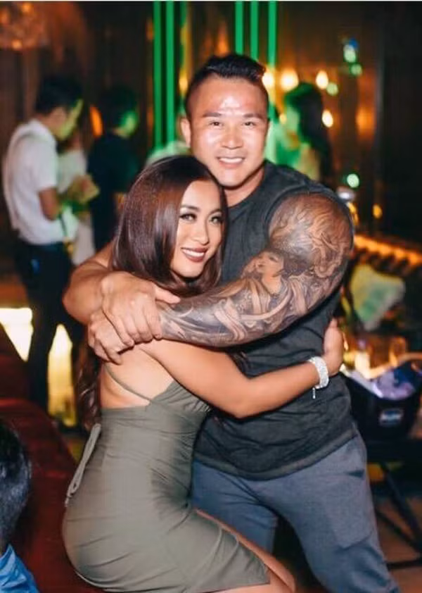 Gần 1 năm trước, Phương Thúy và bạn trai Việt Kiều Thanh Hiền (sinh năm 1981) quen nhau qua Facebook vì có chung niềm đam mê với thể hình. Được Thanh Hiền hâm mộ và xin kết bạn, Phương Thúy không ngần ngại đồng ý vì ấn tượng với thân hình quá hoàn hảo của "fan hâm mộ" cũng như cảm thấy vui có thêm được một người bạn có chung sở thích.