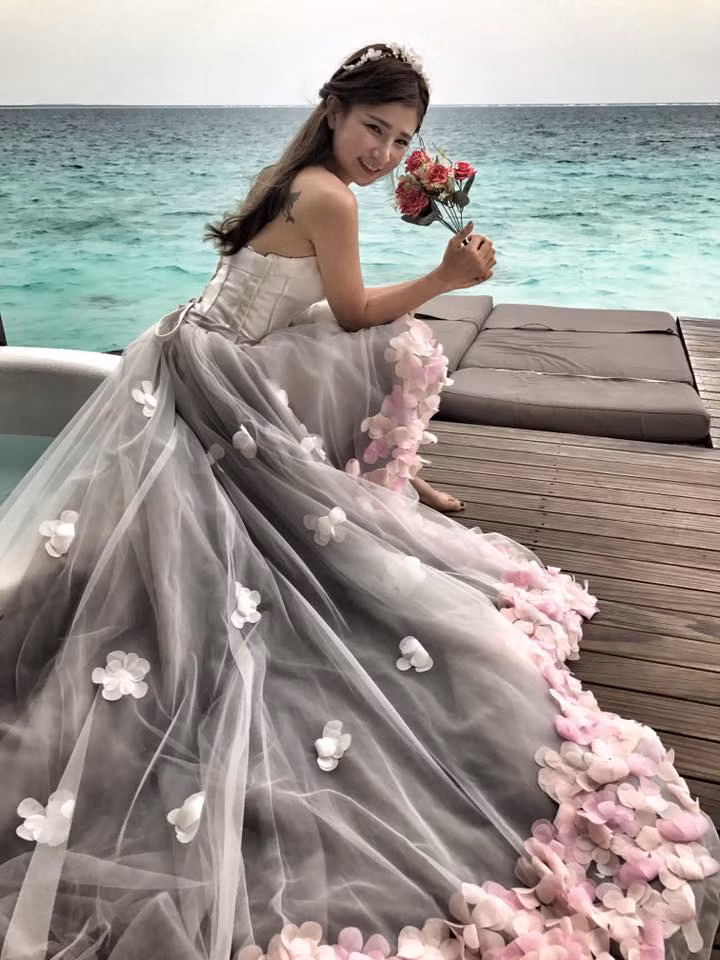 “Anh ấy thức dậy rất sớm để chuẩn bị như một nhiếp ảnh gia chuyên nghiệp của tôi và chuẩn bị thuyền cho tôi nữa. Hôm đó, gió rất to nhưng anh ấy vẫn cố gắng để có một bức ảnh đẹp chứ không từ bỏ".