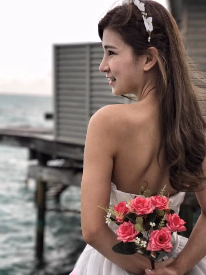 Khi thấy vợ đã chụp đủ, anh chồng còn hỏi: “Em có chắc là thích những bức ảnh này không?”, bởi vì anh ấy biết vợ mình rất thích chụp ảnh.