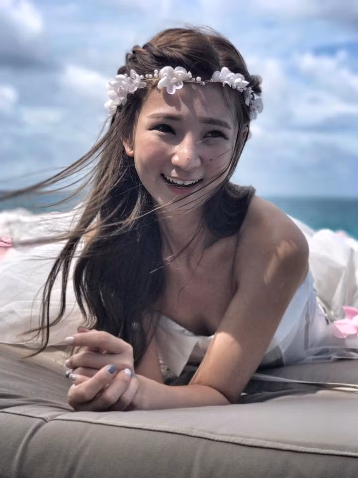 “Đằng sau mỗi bức ảnh là một người đàn ông biết góc ảnh nào là đẹp nhất đối với bạn. Hôm nay, tôi xem lại những video của mình và phát hiện ra anh ấy rất kiên nhẫn khi chụp hình cho tôi. Tôi thực sự rất cảm động", cô vợ trẻ viết.