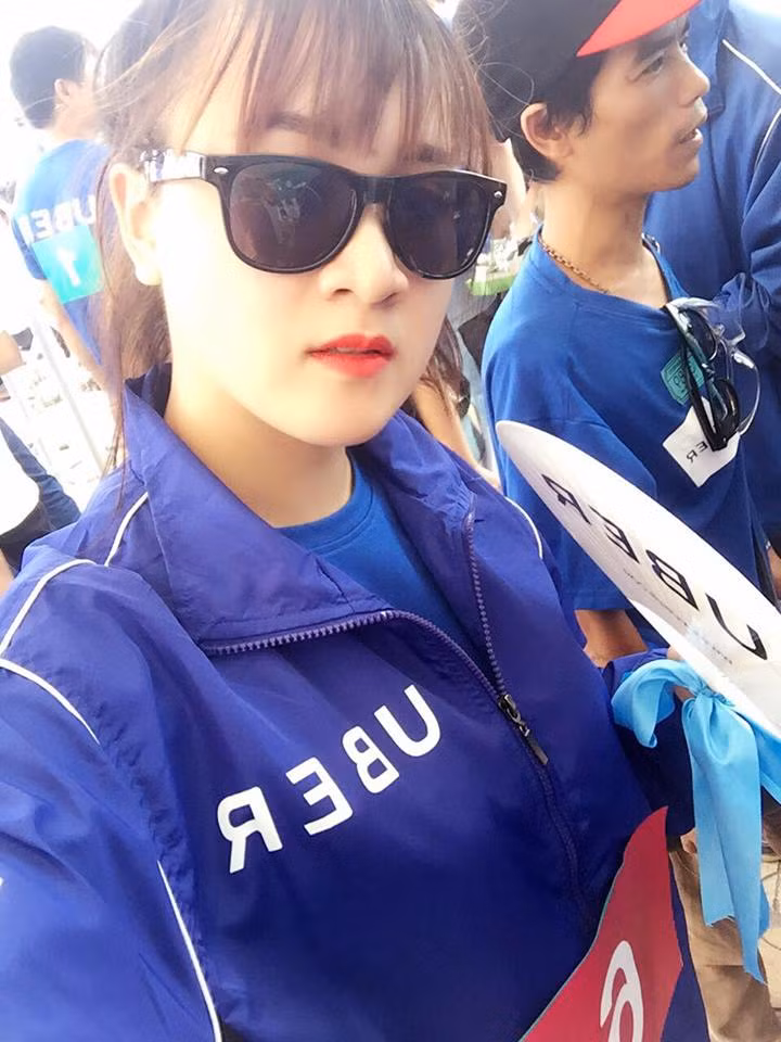Trước khi thử sức với công việc của một "Grabbike girl", nữ sinh quê Nam Định cũng từng là tài xế Uber. Ảnh: FBNV.