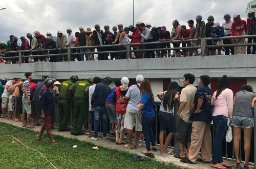Hàng trăm người vây xung quanh cầu Điện Biên Phủ và kênh Nhiêu Lộc - Thị Nghè để theo dõi vụ tự tử hài hước.
