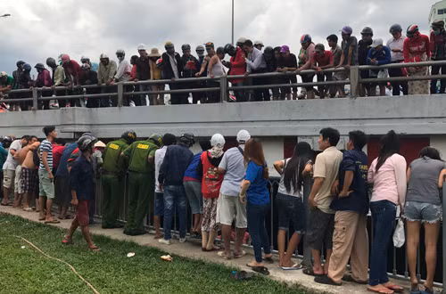 Hàng trăm người vây xung quanh cầu Điện Biên Phủ và kênh Nhiêu Lộc - Thị Nghè để theo dõi vụ tự tử hài hước.