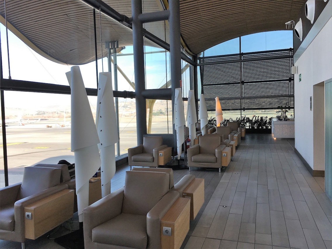 Phòng chờ Neptuno Lounge (AENA VIP Lounge), nhà ga số 4, sân bay Madrid Barajas mở cửa 24/24h.