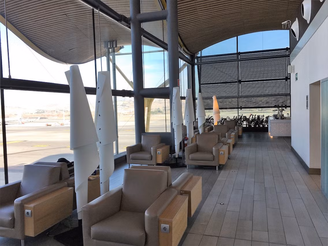 Phòng chờ Neptuno Lounge (AENA VIP Lounge), nhà ga số 4, sân bay Madrid Barajas mở cửa 24/24h.