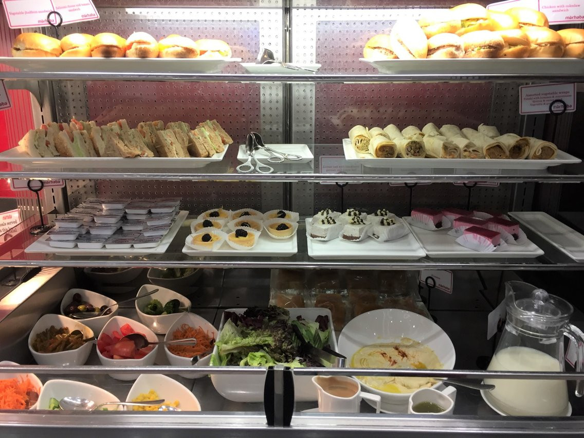 Loạt đồ ăn tráng miệng tại quầy buffet tại phòng chờ sân bay tuyệt đẹp Marhaba thuộc nhà ga số 2, sân bay Melbourne.