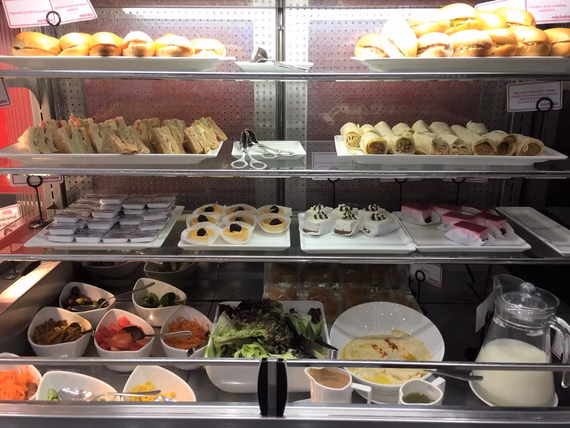 Loạt đồ ăn tráng miệng tại quầy buffet tại phòng chờ sân bay tuyệt đẹp Marhaba thuộc nhà ga số 2, sân bay Melbourne.