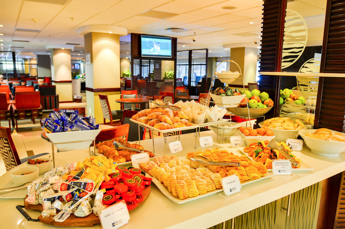 Phòng chờ Bidvest thuộc nhà ga A, sân bay quốc tế Tambo, Nam Phi. Bạn có thể tới đây 4 tiếng trước khi chuyến bay của bạn khởi hành. Bạn cứ ngỡ như mình đang lạc bước vào một nhà hàng nào đó.