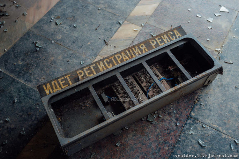 Một tấm bảng khác nằm lăn lóc trên nền nhà.