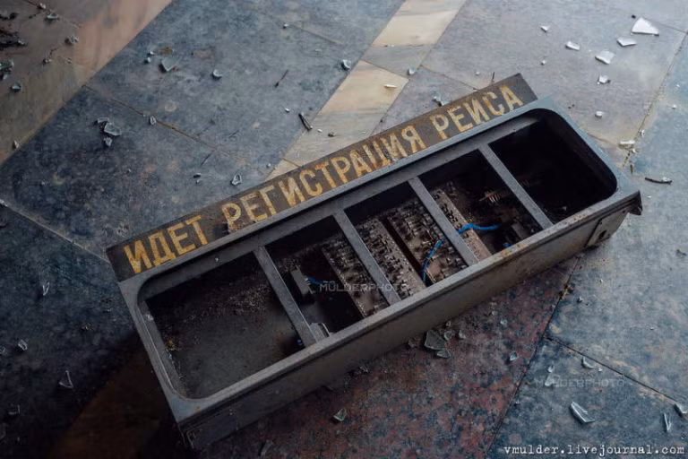 Một tấm bảng khác nằm lăn lóc trên nền nhà.