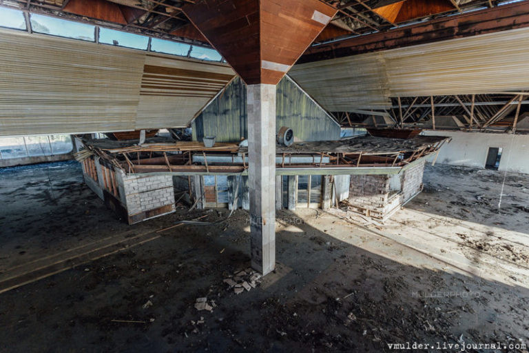 Sảnh trong nhà ga sân bay.