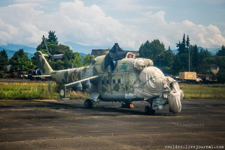 Một trực thăng quân sự bỏ lại đây.