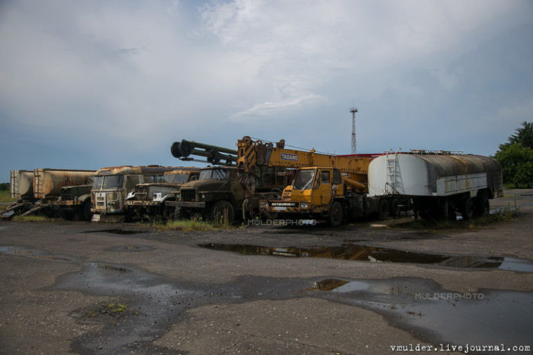 Xe chở nhiên liệu cũng như làm nhiệm vụ dịch vụ mặt đất hiện diện phía ngoài sân ga.