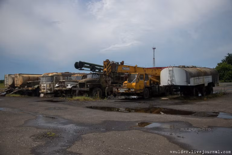 Xe chở nhiên liệu cũng như làm nhiệm vụ dịch vụ mặt đất hiện diện phía ngoài sân ga.