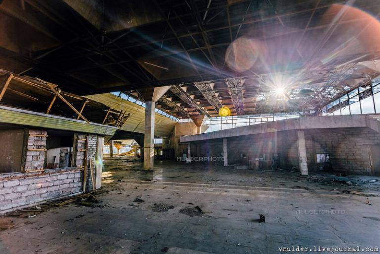 Khung trần nhà hoen ố bên trong phía nhà ga sân bay.